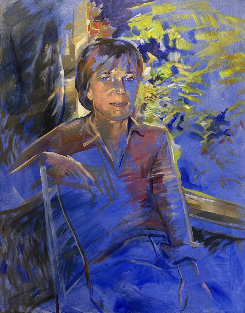 Portrait eines Menschen mit kurzen braunen Haaren auf ultramariner Untermalung vor einem Fenster.